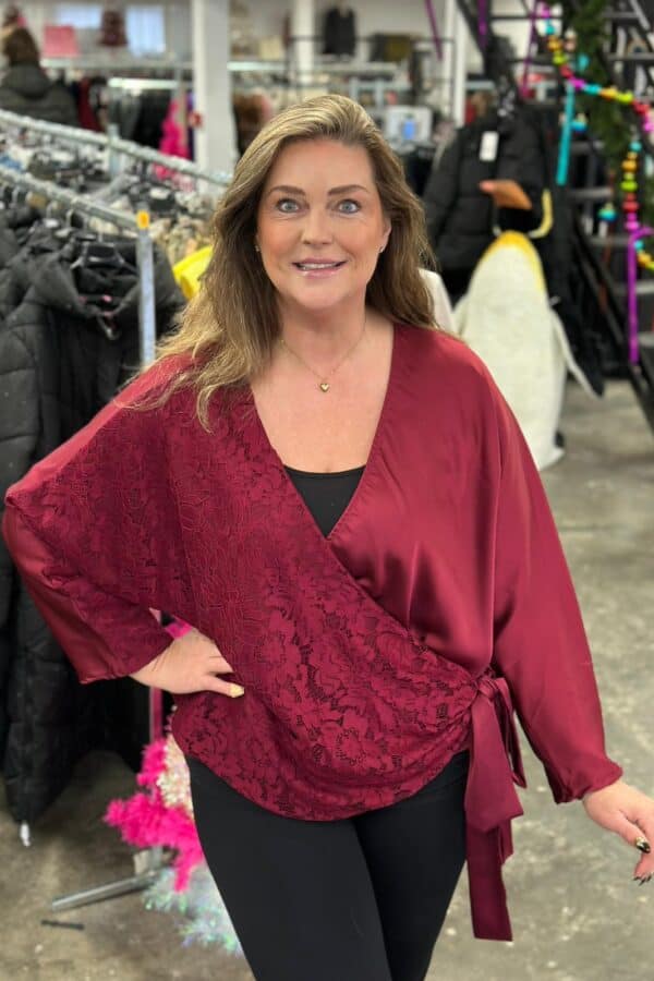 9352 Overslag satijn top