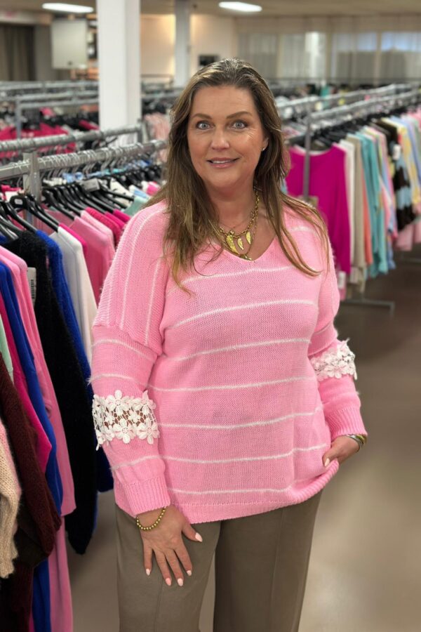 9587 Knitted lace trui